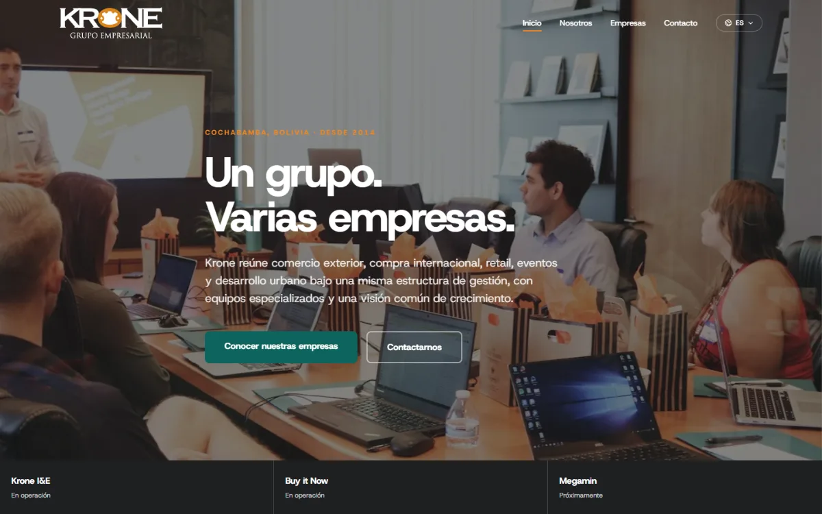 Portada de krone.lat, con el titular «Un grupo. Varias empresas.» sobre una foto de una sala de reuniones.